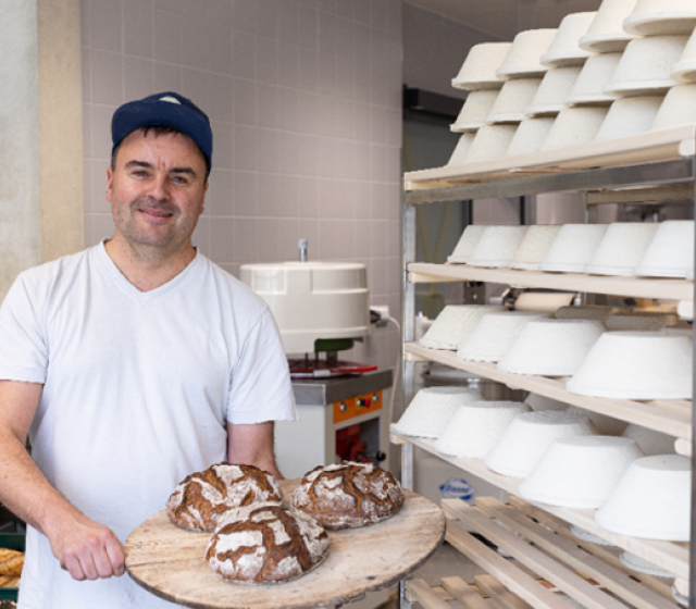 Bäcker mit Brot in der Hand 