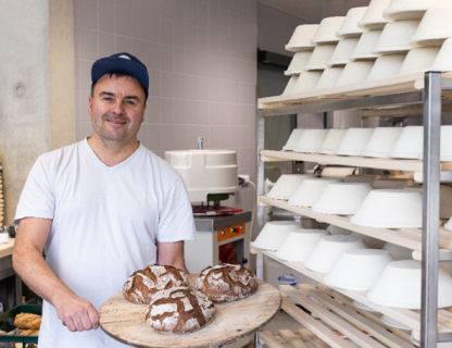 Bäcker mit Brot in der Hand 